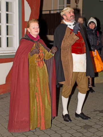 "Mutter Goethe" und "Kellerwirt Kilian" entführen die Besucher bei einer weihnachtlichen Kostümführung ins 18. Jahrhundert. (Foto: djd)
