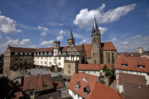 Residenzstadt Öhringen: Der schmucke Marktplatz mit Renaissanceschloss, historischen Bürgerhäusern und Stiftskirche ist besonders sehenswert. (Fotos: djd)