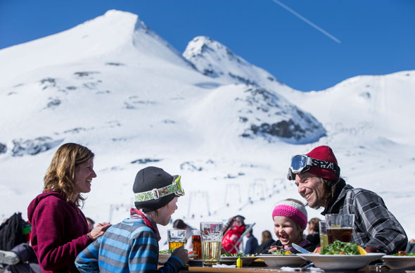 Genießen mit Blick auf die Bündner Alpen: Vielfalt und heimische Spezialitäten stehen im Mittelpunkt des gastronomischen Angebotes im schweizerischen Laax.