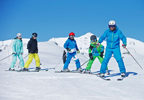 Mit viel Erfahrung und Engagement gehen die professionellen Trainer in Europas größter Ski- und Snowboardschule auf die Fähigkeiten jedes Einzelnen ein.