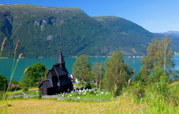 Herrlich gelegen: die Urnes Stabkirche am Lusterfjord. (Foto Espen Mills )