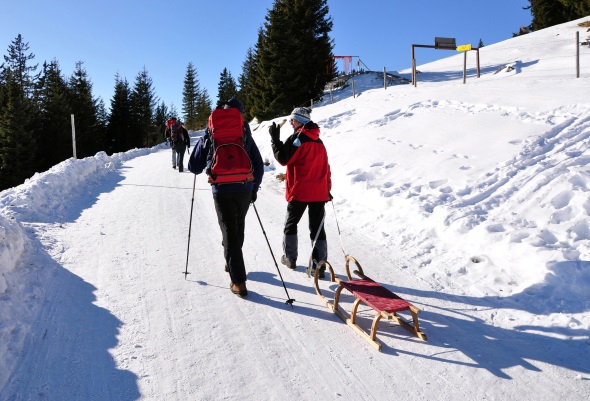 Winter, wandern, Schnee, blauer Himmel - die Steiermark verspricht perfekten Wintergenuss. 