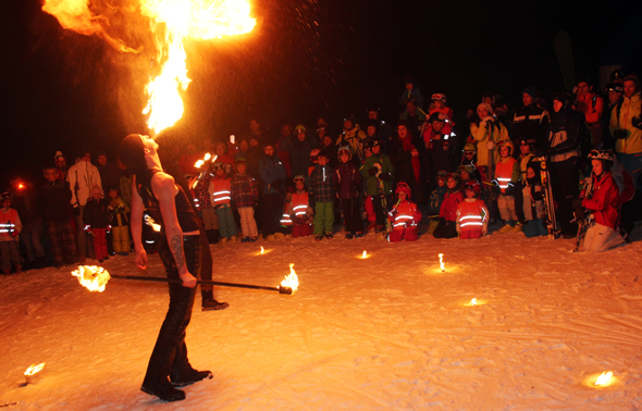Feuer und Flamme sind die kleinen Skihasen und ihre Eltern auch bei der Jonglage der Feuerkünstler. (Foto Karsten-Thilo Raab)