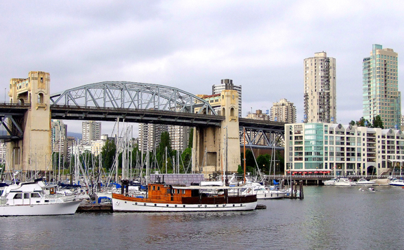 Die Burrard Bridge vor den Hochhaustürmen von Downtown Vancouver. (Foto Katharina Büttel)