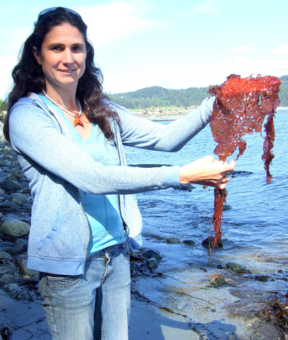 Biologin Amanda Swinimer erklärt einige der 650 Algensorten an Vancouver Island’s Westcoast. (Foto Katharina Büttel)