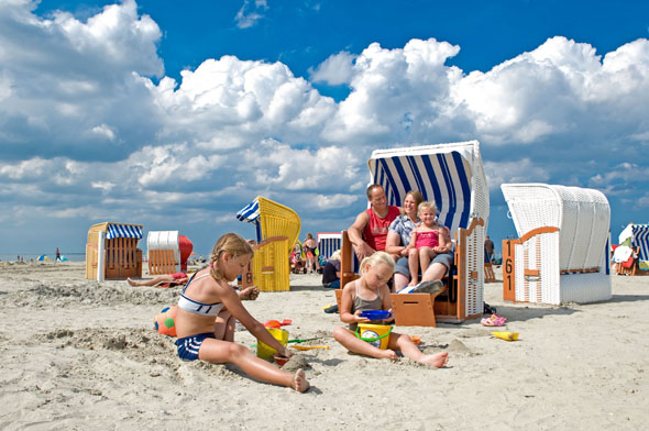 Sand, Meer und Himmel satt - ein Tag am Nordseestrand macht der ganzen Familie Spaß. (Foto: djd)