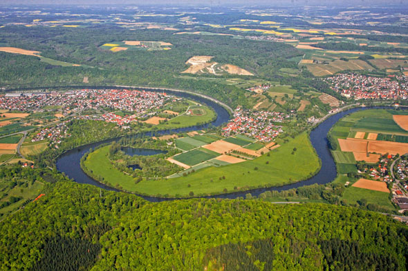 Neckarschleife bei Haßmersheim und Gundelsheim: Der Vier-Sterne-Radweg führt in bis zu 18 Etappen vom Neckarursprung im Schwenninger Moos bis nach Mannheim. (Foto: Mende)