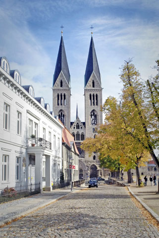 Der Halberstädter Dom beherrschet mit seinen weithin sichtbaren Türmen die Silhouette Halberstadts. (Foto: djd)
