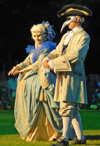 Prunkvolle Kostüme entführen die Besucher der Rokoko-Festspiele in die glanzvolle Zeit der Hohenzollern. (Foto: djd)