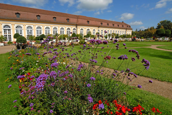 Die Orangerie gehört zu den beeindruckensten Baudenkmälern Ansbachs und ist heute ein beliebter Veranstaltungsort. (Foto: djd)