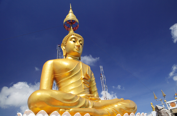 Ein beeindruckender Buddha steht am Tham Sua Temple in Krabi.