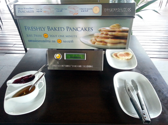 Kleine Besonderheit im Hotelrestaurant: ein Pfannkuchenautomat beim Frühstück. (Foto Karsten-Thilo Raab)