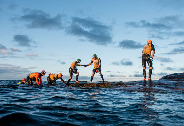 Beim Swimrun müssen die Teilnehmer zehn Kilometer schwimmen und 38 Kilometer laufen. (Foto Jakob Edholm)