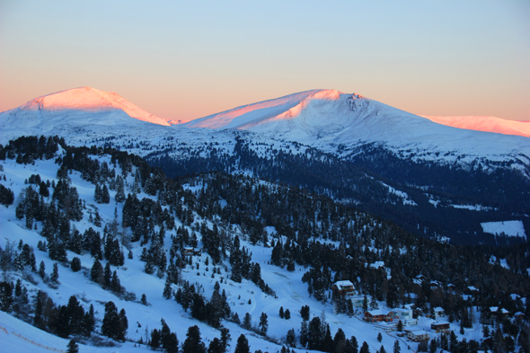Traumhaft färbt sich die Winterlandschaft an der Turracher Höhe im Licht der aufgehenden Sonne. (Foto Karsten-Thilo Raab)