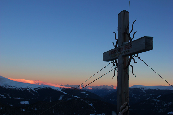 Die Morgensonne taucht das Gipfelkreuz in stimmungsvolles Licht. (Foto Karsten-Thilo Raab)