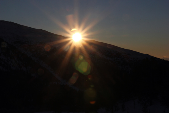 Langsam schiebt sich die Morgensonne über die Berge der Turracher Höhe. (Foto Karsten-Thilo Raab)