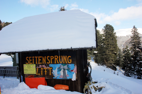 Humor im Schnee: der Seitsprung-Lift ist mit Büstenhaltern und Slips dekoriert. (Foto Karsten-Thilo Raab)