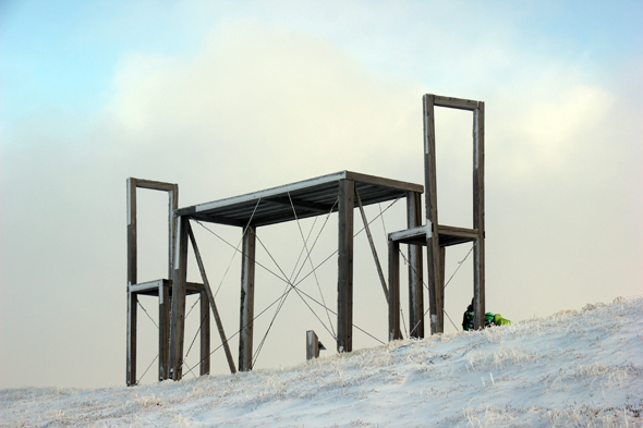 Wie eine Speiseplatz für Riesen wirkt die Skulptur "Grüss Gott nehmt Platz". (Foto Karsten-Thilo Raab)