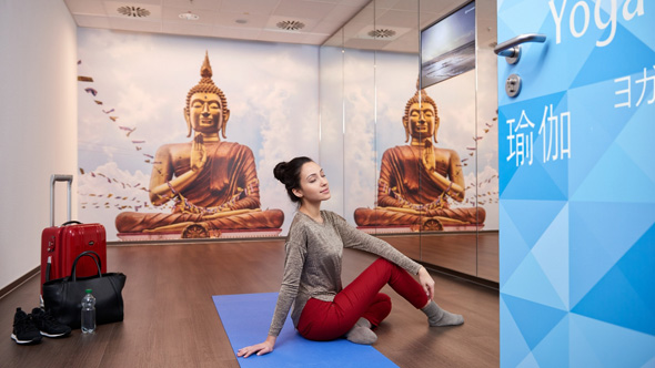 Sonnengruß im Terminal: Der Flughafen Frankfurt hat zwei kostenlose Yoga-Räume für Passagiere eingerichtet. (Foto Fraport)