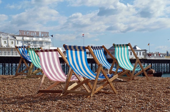 Sonnenliegen auf dem Kiesstarnd und der berühmte Pier sind längst zum Markenzeichen des südenglischen Seebads Brighton geworden. 