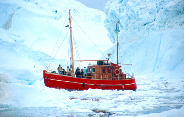 Ein frostig-schönes Erlebnis: eine Bootstour im Ilulissat-Eisfjord. (Foto Katharina Büttel)