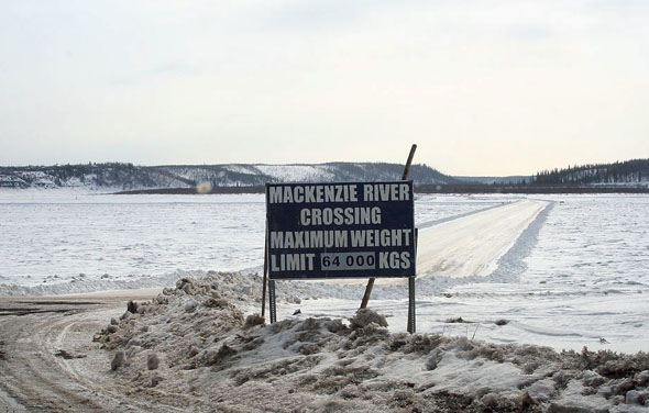 Die Fahrt auf eine Ice Road über zugefrorene Seen in den Northwest Territories ist unvergesslich. (Foto Ian Mackenzie)