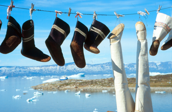 Große Wäsche in Grönland: Beinkleider mit Eisbärfell gefüttert. (Foto Katharina Büttel)