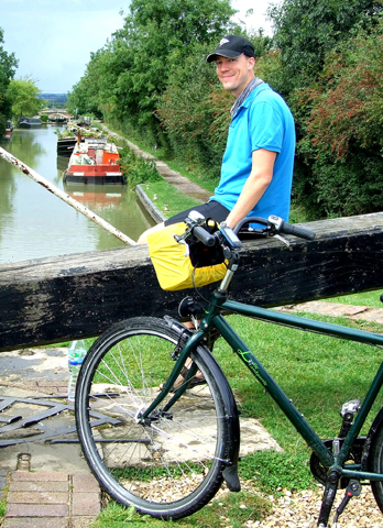 Auf einem alten Treidelpfad führt die Tour am Ufer des Kennet-and-Avon-Kanals entlang. (Foto Katharina Büttel)