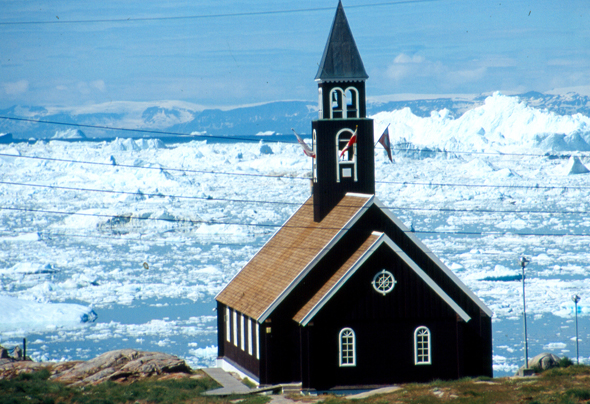 Starke Kontraste: Zionskirche am Rand des Ilulissat-Eisfjords. (Foto Katharina Büttel)