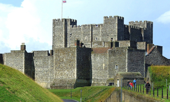 Hoch über der Hafenstadt thront Dover Castle - eine der mächtigsten englischen Festungen. (Foto Katharina Büttel)