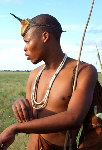 Bushman Xolati auf Erkundung. (Foto Katharina Büttel)