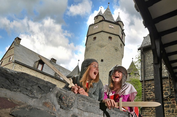 Hoch über der Stadt thront die mittelalterliche Burg Altena. Mit einem Aufzug im Felsen ist sie heute bequem zu erreichen. (Foto: Heinz-Dieter Wurm)