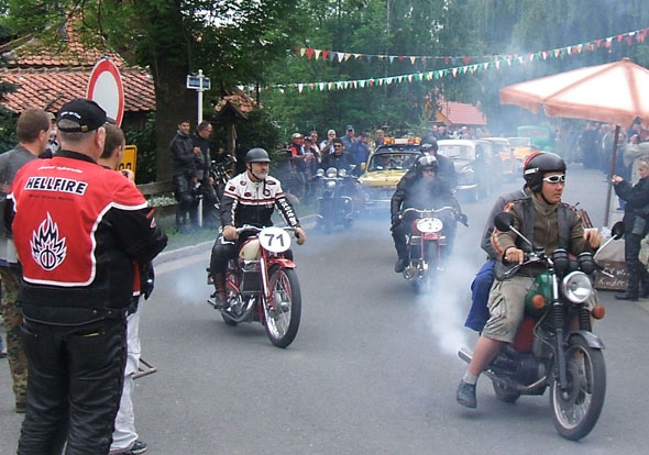 Bei Technikshows kann das Publikum antike Fahrzeuge bei Rennen und Shows erleben (Foto: djd)