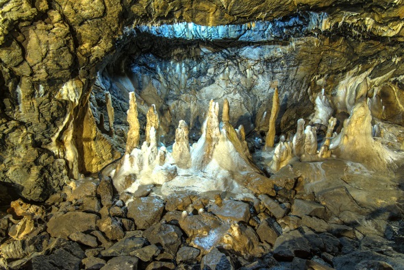 Fantastische Gesteinsformationen verzaubern das Innere der Rübeländer Tropfsteinhöhlen. (Foto: djd)