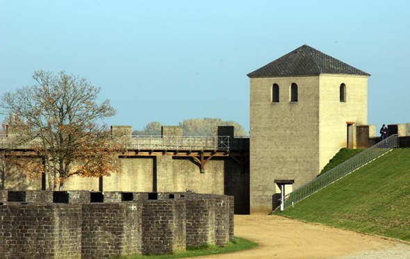 Die rekonstruierte Schutzmauer ist in Teilen von den Besuchern begehbar. (Foto Karsten-Thilo Raab) 