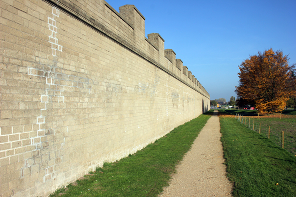 Trutzig und wehrhaft wirkt die rekonstruierte Mauer des Römerlagers. (Foto Karsten-Thilo Raab)