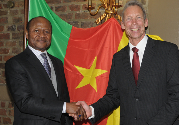 Kameruns Botschafter Jean Mpay begrüßt den neuen Honorarkonsul Gordon Walter.
