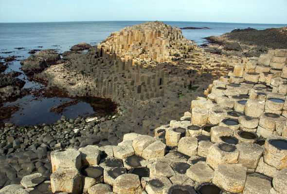 Rund 37.000 Basaltsäulen prägen den wohl spketakulärsten Abschnitt der Antrim Coast. (Foto Karsten-Thilo Raab)