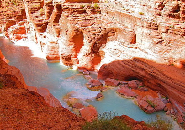 Je nach Lichteinfall wechseln die Gesteinsformationen im Grand Canyon die Farbe. 