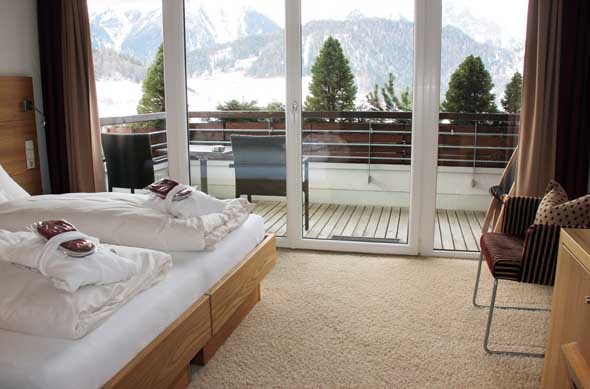 HGerrliche An- und Aussichten bieten sich von den modern eingerichteten Zimmern des Alpen Comfort Hotels Central in Nauders. (Foto Ulrike Katrin Peters)