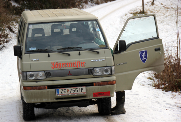 Mit dem "Jägermeister-Mobil" bringt Gerhard Schaffer die Tierfreunde zur Futterstelle. (Foto Karsten-Thilo Raab)