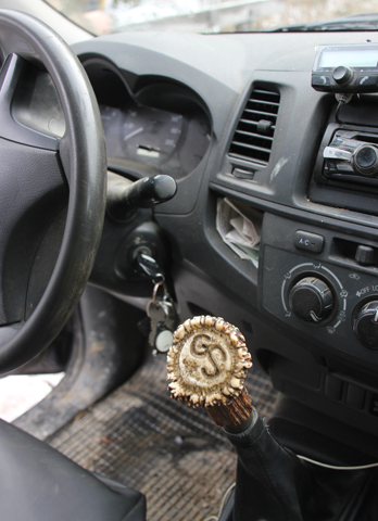 Der Schaltknüppel in Schaffers Wagen ist mit einer Jagdtrophäe verziert. (Foto Karsten-Thilo Raab)