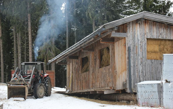 In eigens errichteten Holzhütten wird das Futter für die Wildtierfütterung eingelagert. (Foto Karsten-Thilo Raab)