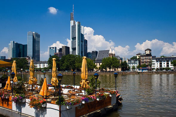 Vom Ufers des Mains lässt sich die Frankfurter Skyline in Augenschein nehmen. 