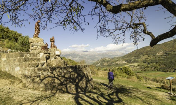 Fünf UNESCO Weltkulturerbe, elf Naturparks und mehrere mit dem Label „Kunst und Geschichte“ ausgezeichnete Orte erwarten die Touristen und Pilger auf den Pfaden der Via Alta. (Foto Comité Régional de Tourisme Provence-Alpes-Côte )