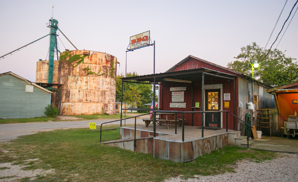 Entlang des Texas Barbecue Trail wird nicht nur im Freien gegrillt, sondern auch in vielen großen nund auch kleinen Restaurants. (Foto Scott Sporleder