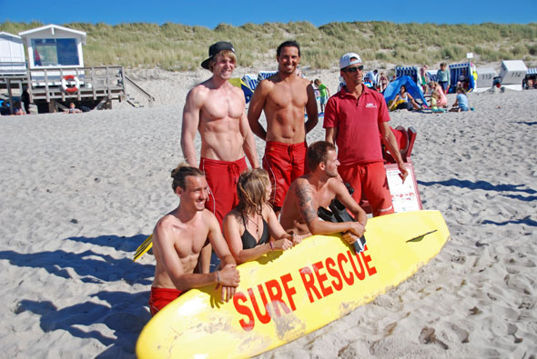 Aufmerksame Helfer am Strand: Die Rettungsschwimmer in List auf Sylt sorgen für ein sicheres Badevergnügen. (Foto: djd)