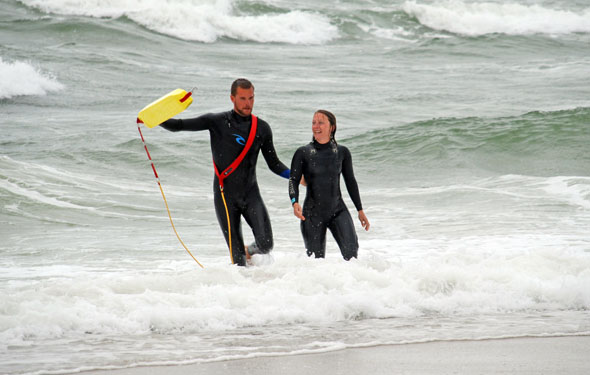 Geschafft! Wenn Schwimmer oder Kite-Surfer Wind und Wellen überschätzen, sind die Rettungsschwimmer zur Stelle. (Foto: djd)
