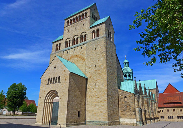 Der Hildesheimer Dom ist eine der ältesten Bischofskirchen Deutschlands. (Foto: djd)