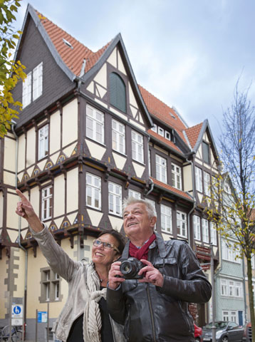 In der Altstadt von Wolfenbüttel lohnt ein Rundgang durch die malerischen Fachwerkgassen. (Foto: djd)